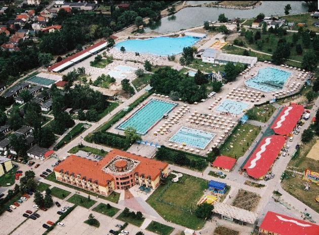 多姆司徒迪亚佩特拉酒店 Štúrovo 外观 照片